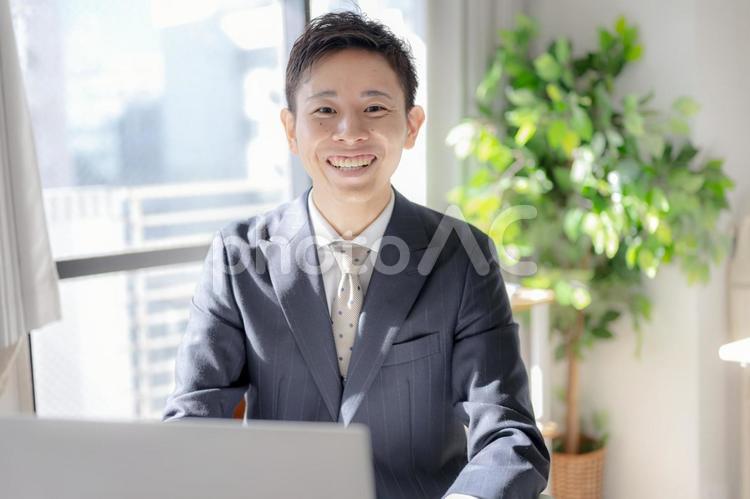 笑顔のビジネス男性 男性,若手,ビジネスマンの写真素材
