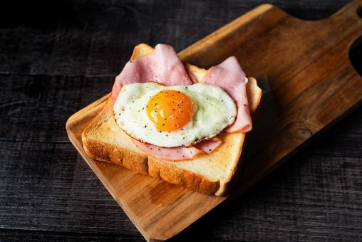 ハム・エッグ・トースト ハム・エッグ・トースト 目玉焼き,トースト,ハムの写真素材