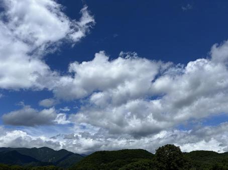 青空に浮かぶ雲と緑の山並み 青空に浮かぶ雲と緑の山並み 青空,空,雲の写真素材