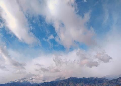 空と秋の山 空と秋の山の写真