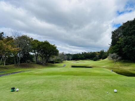 池越えのゴルフ場ティーグラウンド ゴルフ場,ティーグラウンド,ゴルフコースの写真素材