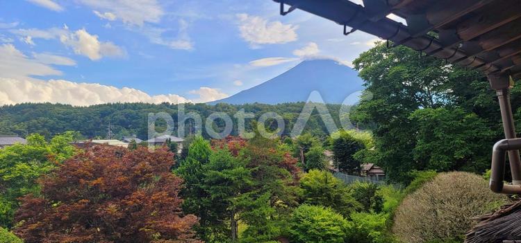 風景　忍野八海（夏）資料館より富士山 忍野八海,富士山,山梨県の写真素材