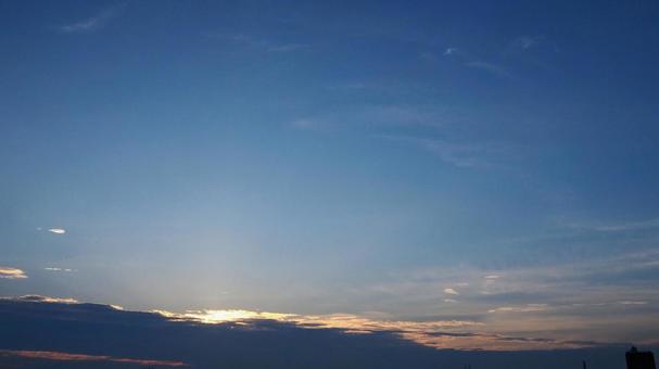 夏の夕空・淡いオレンジの雲 夏の夕空・淡いオレンジの雲 真夏,夕空,夏の空の写真素材