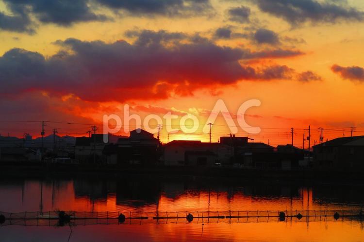 １０月下旬の大池からの日の出 背景,日の出,朝焼けの写真素材