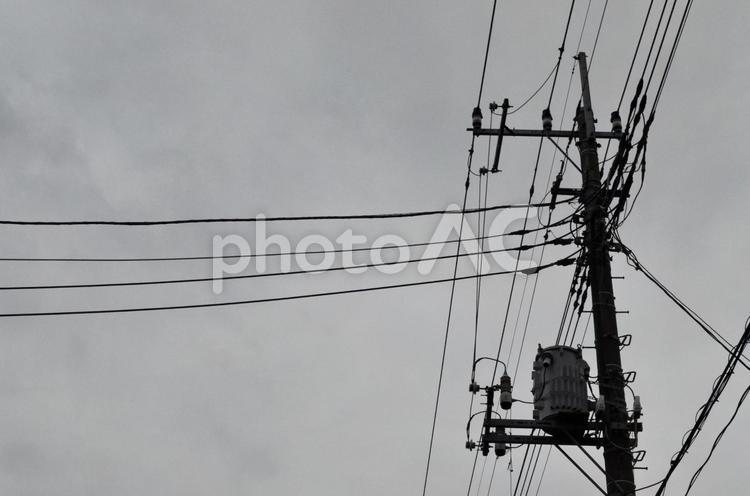 薄暗い空と電信柱 電信柱,電柱,電気の写真素材