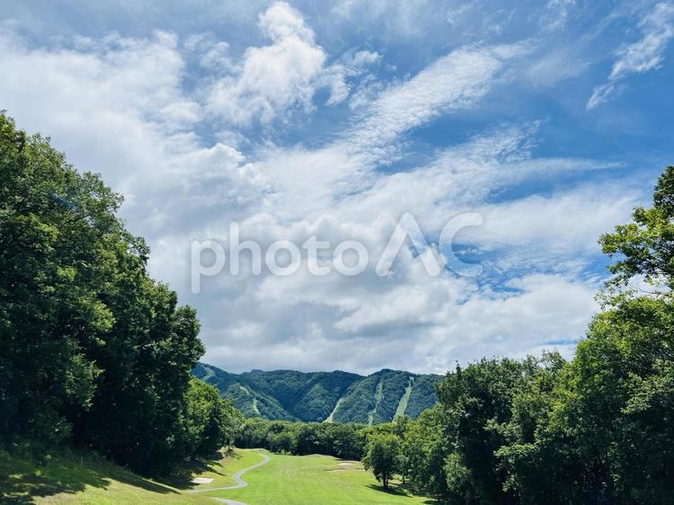 山々を望むゴルフコースの絶景 ゴルフ,みなかみ町,水上高原ゴルフコースの写真素材