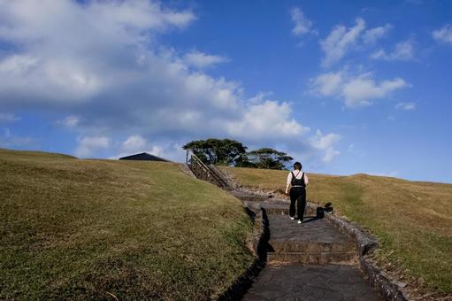 ＜素材＞秋の山を登る女性の後ろ姿 女性,山登り,空の写真素材