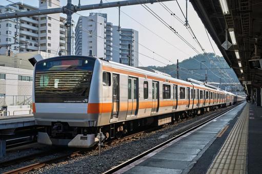 高尾駅に停車する中央線E233系 高尾駅に停車する中央線E233系 高尾駅,鉄道,電車の写真素材