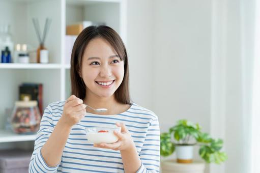 ヨーグルトを食べる若い女性 ヨーグルトを食べる若い女性 ヨーグルト,乳製品,ダイエットの写真素材