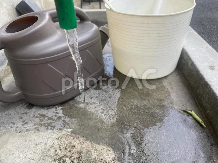 水道管凍結　冬　つらら　水道管破裂　 水道管凍結,冬,つららの写真素材