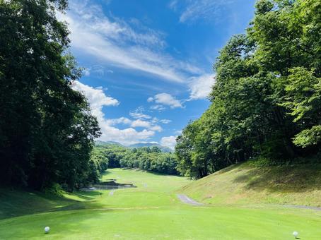 緑豊かな山間のゴルフコース風景 緑豊かな山間のゴルフコース風景 ゴルフ,ゴルフ場,フェアウェイの写真素材