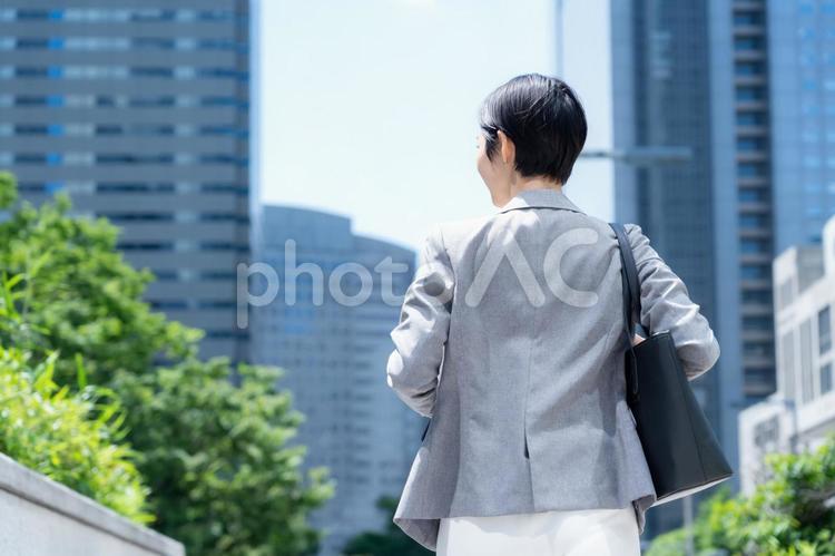 オフィス街で働く若いビジネスウーマン ビジネス,女性,ビジネスウーマンの写真素材