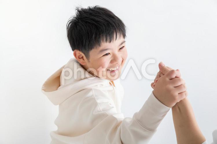 笑顔で手を繋ぐ男の子　smiling 笑顔,繋ぐ,白背景の写真素材