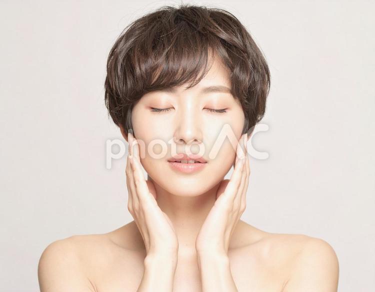 フェイスマッサージをする女性 女性,スキンケア,美容の写真素材