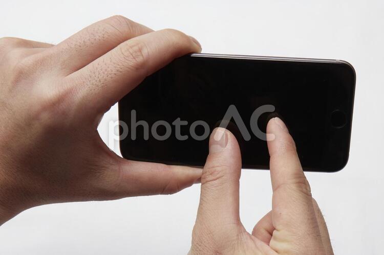 スマホを操作する男性 1,コミュニケーション,コンピュータの写真素材