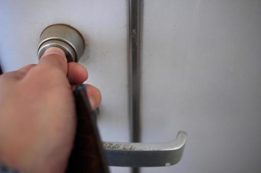 玄関ドアをカチッと施錠 施錠,鍵,玄関の写真素材