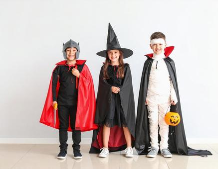 ハロウィン仮装を楽しむ3人の子供たち ハロウィン仮装を楽しむ3人の子供たちの写真