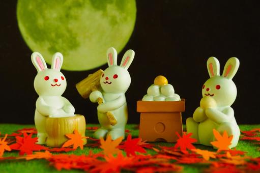 お月見の夜に餅つきをするウサギたち 十五夜,お団子,うさぎの写真素材