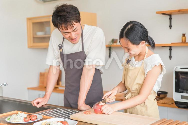 キッチンでパパ・父親と一緒に作る子供・娘 親子,家族,料理の写真素材