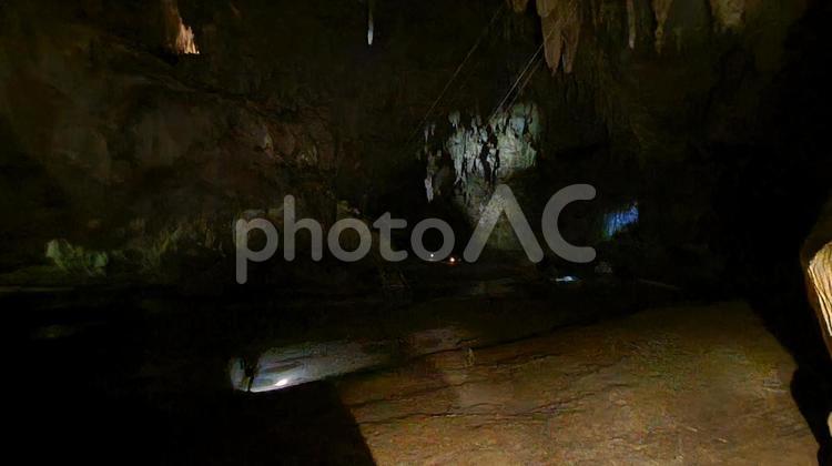 真暗な洞窟を歩く ハイキング,洞窟,鍾乳洞の写真素材