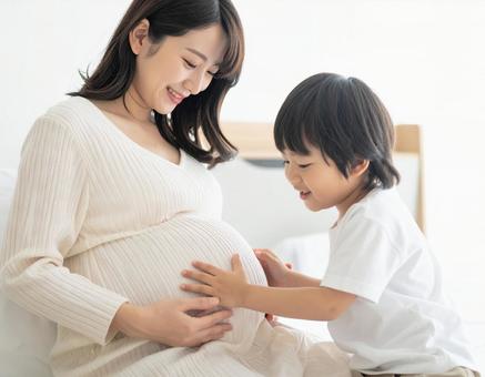 妊婦している母と子供が微笑む優しい時間 妊婦している母と子供が微笑む優しい時間の写真