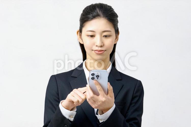 スマホを使う若い女性　仕事　ビジネス スマホ,スマートフォン,女性の写真素材