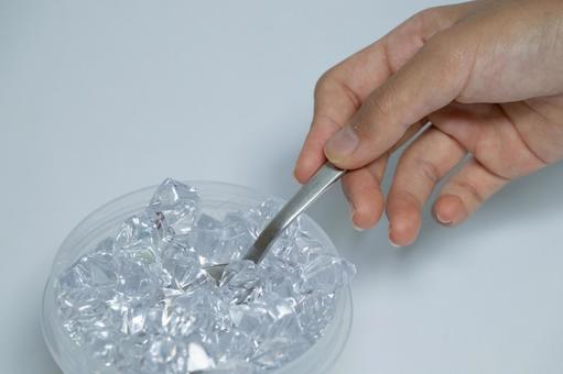 容器に入った氷をすくう手 氷,アイス,手の写真素材