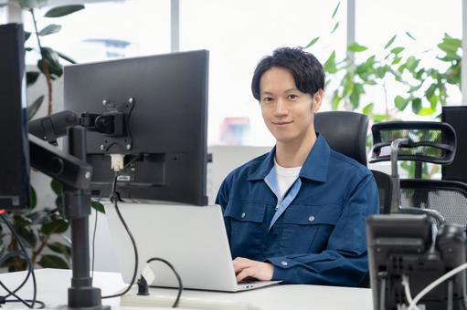 オフィスで仕事をする若い男性エンジニア オフィスで仕事をする若い男性エンジニア エンジニア,設計士,技術者の写真素材