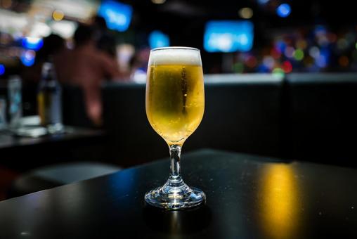 場末のスナックの生ビール 生ビール,乾杯,スナックの写真素材