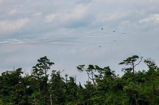 ブルーインパルス展示飛行(21) ブルーインパルス,展示飛行,松島湾上空の写真素材
