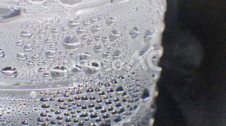 水滴のついた冷えたペットボトル 水滴,冷えた,水の写真素材