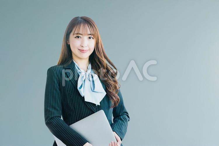 ノートパソコンを持つビジネスウーマン ビジネス,女性,人物の写真素材