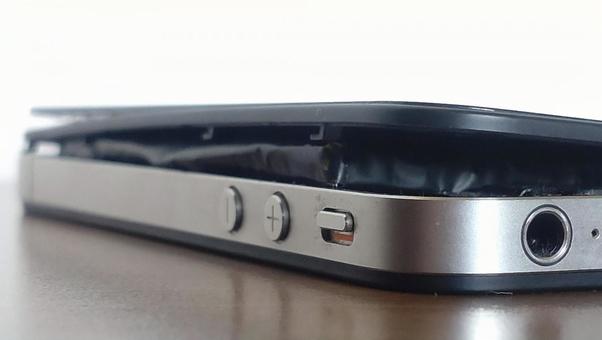 膨張したスマートフォン 焦点をずらす 膨張したスマートフォン 焦点をずらす 膨張,リチウムイオンバッテリー,リチウムイオン電池の写真素材