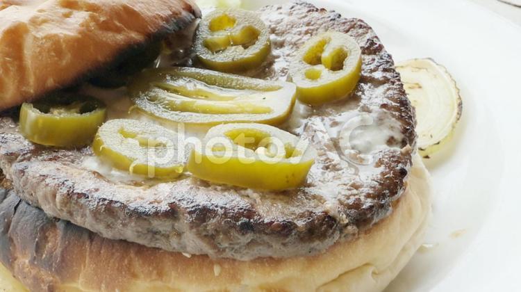 海沿い鎌倉のテラスで食べたハンバーガー  ハンバーガー,カフェ,テラスの写真素材