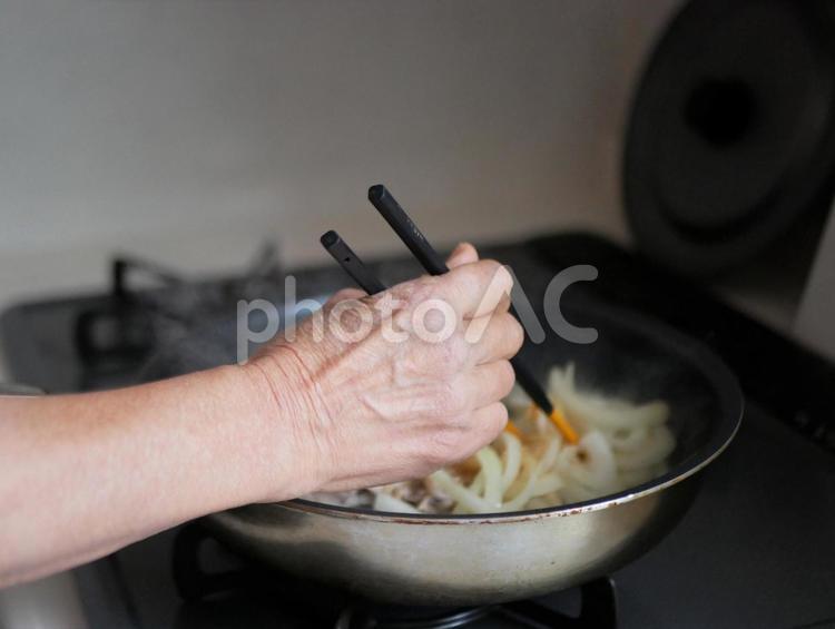 料理する母の手 料理,調理,ガスコンロの写真素材