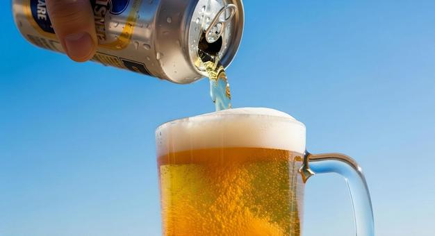 夏空の下 缶ビールをジョッキに注ぐ瞬間 夏空の下 缶ビールをジョッキに注ぐ瞬間の写真
