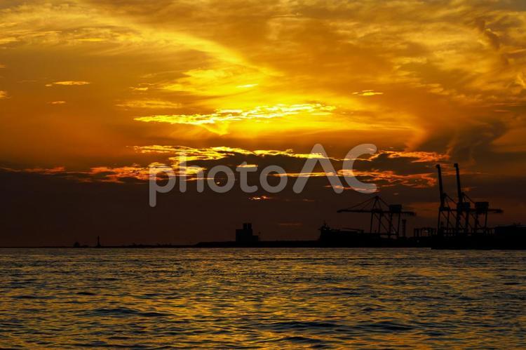 大阪港、夕日と海 大阪港,海,夕日の写真素材