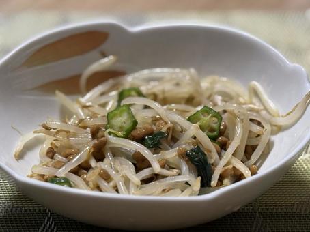 もやしとオクラ入り納豆 もやしとオクラ入り納豆 納豆,ご飯,食べ物の写真素材
