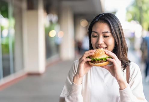 ランチにハンバーガーを食べる若い女 外食 ランチにハンバーガーを食べる若い女 外食の写真