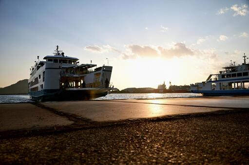 キッラキラの夕陽を背にフェリー着岸！ 海,港,フェリーの写真素材