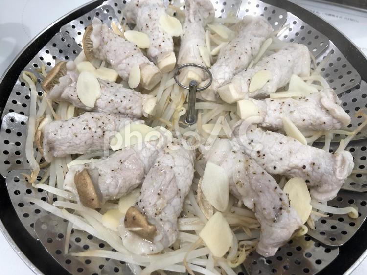 蒸し器で肉巻き 蒸し器,肉巻き,豚肉の写真素材