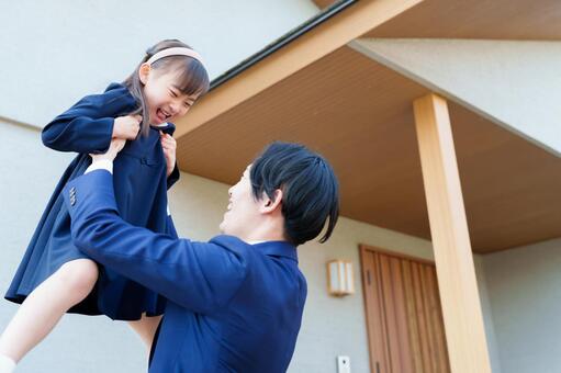 自宅の前で女の子を持ち上げるお父さん 女の子,お父さん,家族の写真素材