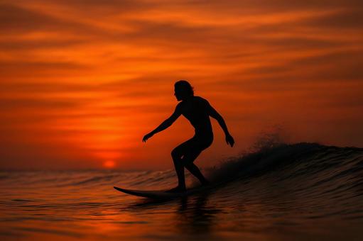 夕日に浮かぶサーファー 夕日に浮かぶサーファーの写真
