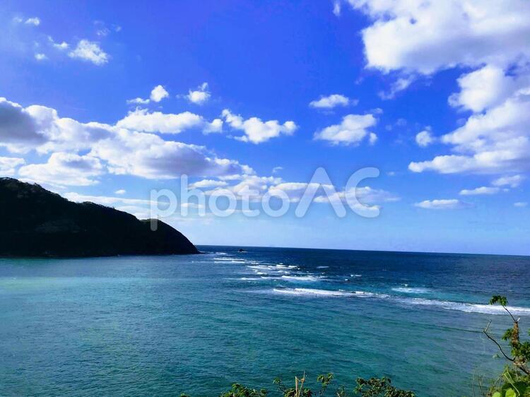 岬へサンゴに沿って延びる白波 風景,浜辺,夏の写真素材