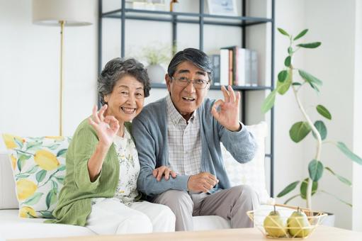 リビングでくつろぐシニアの夫婦 リビングでくつろぐシニアの夫婦 シニア,夫婦,セカンドライフの写真素材