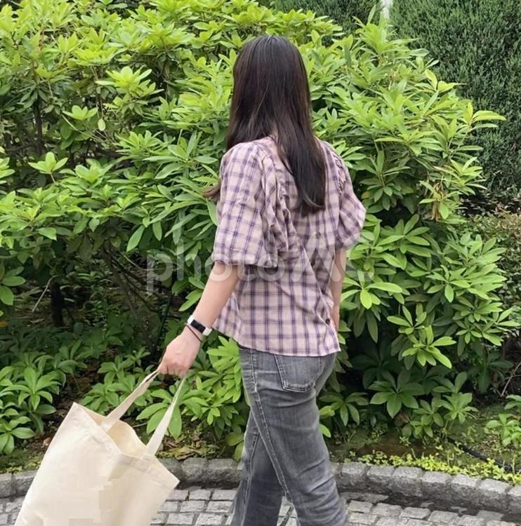 エコバッグを持って買い物に行く女性 女性,後ろ姿,歩くの写真素材