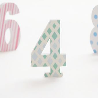 カラフルな立体数字「4」 カラフルな立体数字「4」 切文字,数字,ナンバーの写真素材
