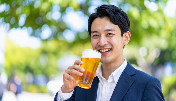 ビールを飲む若い男性のポートレート ビールを飲む若い男性のポートレートの写真