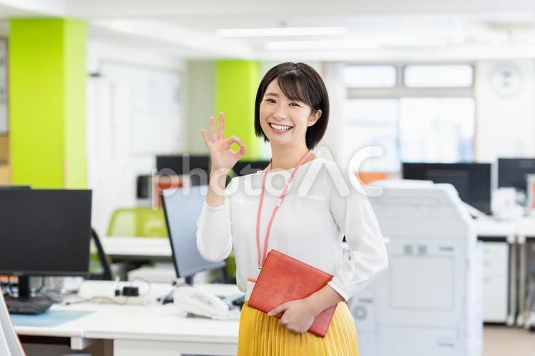 OKするビジネスウーマン ok,オフィス,ビジネスウーマンの写真素材