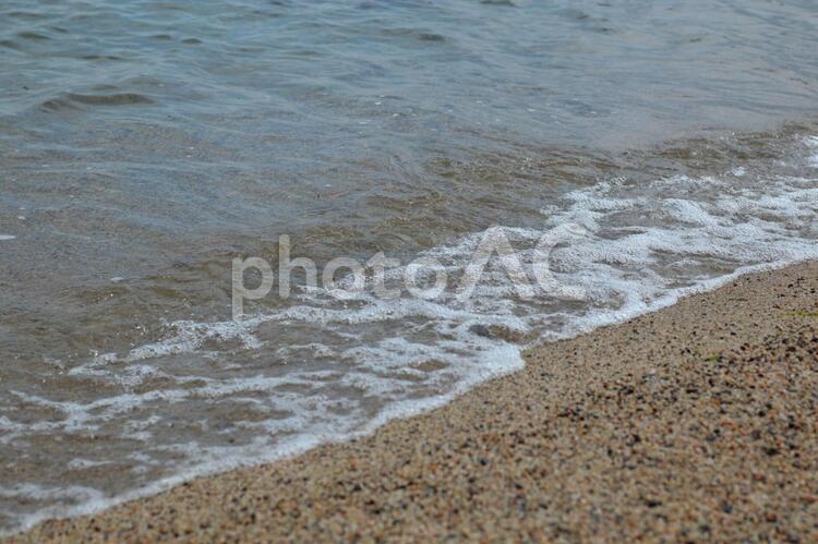 風景　穏やかな波打ち際 波打ち際,波,海の写真素材